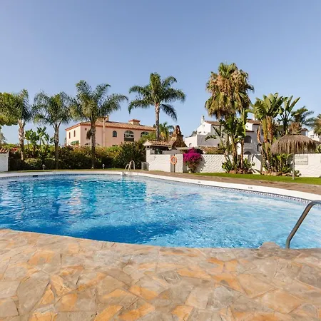 Confortable Urbanizacion El Paraiso アパート エステポナ